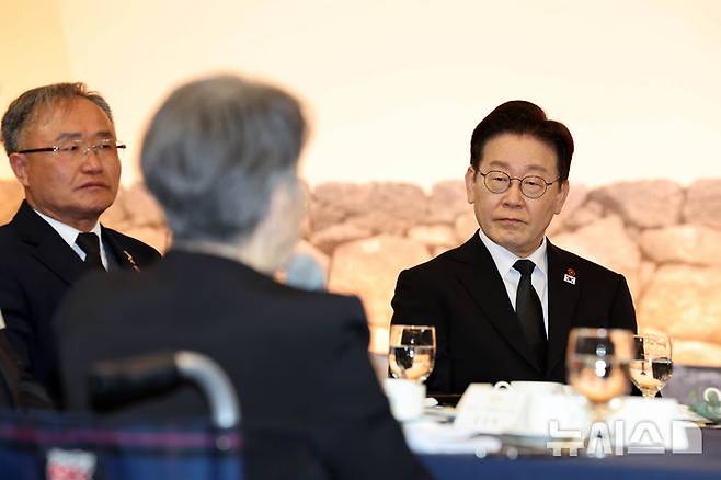 [제주=뉴시스] 최동준 기자 = 이재명 대통령이 29일 제주시 한 호텔에서 열린 '제주 4.3 희생자 유족과의 오찬'에서 유족 발언을 듣고 있다. 2026.03.29. photocdj@newsis.com