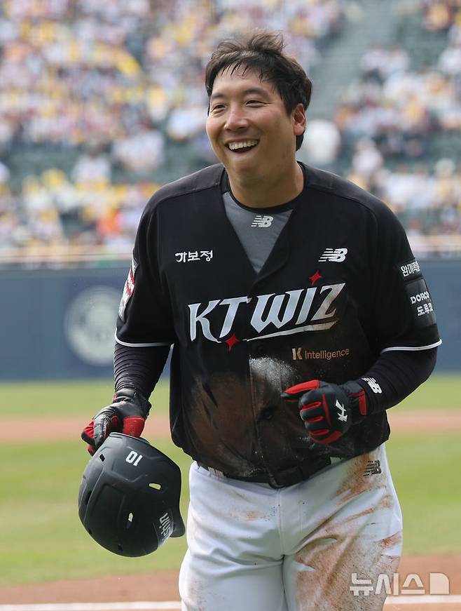 [서울=뉴시스] 박주성 기자 =  29일 오후 서울 송파구 잠실야구장에서 열린 2026 신한 SOL KBO리그 KT 위즈와 LG 트윈스의 경기, 1회초 원아웃 1루에 있던 주자 KT 김현수가 안현민의 안타 때 홈으로 들어와 기뻐하고 있다. 2026.03.29. park7691@newsis.com