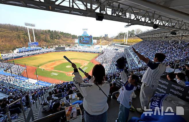 [대구=뉴시스] 이무열 기자 = 29일 대구 수성구 삼성라이온즈파크에서 열린 2026 신한 SOL KBO리그 롯데 자이언츠와 삼성 라이온즈의 경기에서 관중들이 열띤 응원을 하고 있다. 2026.03.29. lmy@newsis.com