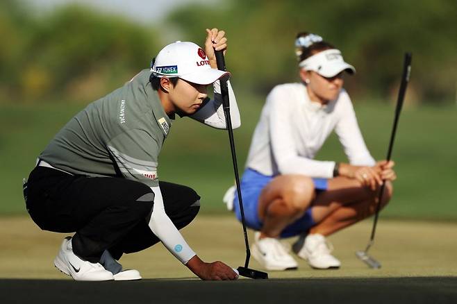 김효주(왼쪽)와 넬리 코르다 LPGA 포드 챔피언십 3라운드에서 단독 선두로 나선 김효주와 2위 넬리 코르다 [AFP/연합뉴스]