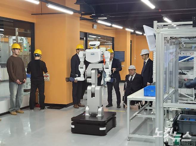 카이스트 피지컬 AI 테스트베드 '카이로스(KAIROS)'가 시연되는 모습. 김기용 기자