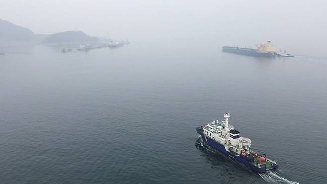 안전항로 호송 중인 해경. 여수해경 제공