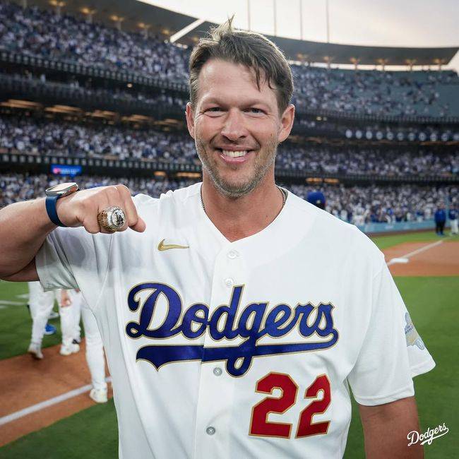LA 다저스 우승 반지 수여식에 참석한 클레이튼 커쇼가 포즈를 취하고 있다. /LA 다저스 SNS