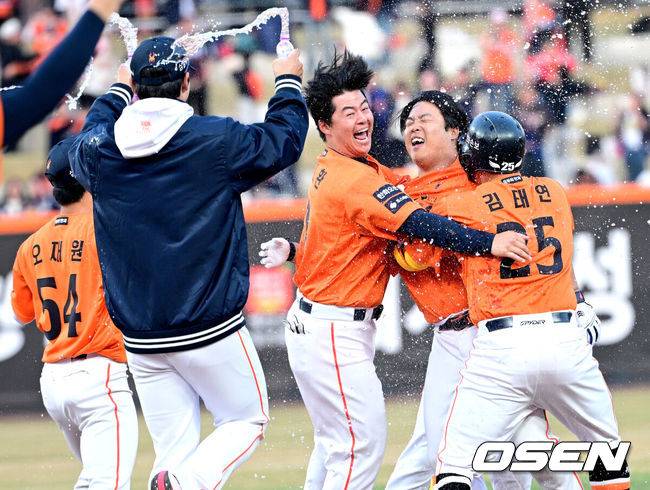 [OSEN=대전, 최규한 기자] 28일 대전 한화생명볼파크에서 ‘2026 신한 SOL KBO리그’ 개막전 한화 이글스와 키움 히어로즈의 맞대결이 열렸다.이날 경기는 연장 11회말 2사 2루에서 강백호가 끝내기 적시타를 뽑아애며 한화가 극적인 승리를 거뒀다. 연장 11회말 2사 2루 상황 한화 강백호가 끝내기 안타를 날린 뒤 노시환을 비롯한 동료들과 기뻐하고 있다. 2025.03.28 / dreamer@osen.co.kr