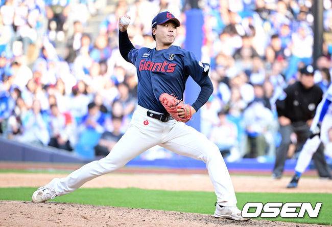 [OSEN=대구, 조은정 기자] 28일 대구삼성라이온즈파크에서 ‘2026 신한 SOL KBO 리그’ 삼성 라이온즈와 롯데 자이언츠의 개막전이 열렸다.개막전 선발 투수로 삼성은 후라도를 롯데는 로드리게스를 내세웠다.9회말 1사 1루에서 롯데 박정민이 역투를 하고 있다. 2026.03.28 /cej@osen.co.kr