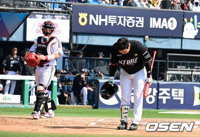 [OSEN=잠실, 지형준 기자] 프로야구 KT 위즈가 우승팀&nbsp;LG 트윈스를 꺾고 개막전 승리를 거뒀다.&nbsp;KT는&nbsp;28일 서울 잠실구장에서 열린 2026 KBO리그 개막전 LG와 경기에서 장단 18안타를 폭발시키며 11-7로 승리했다.&nbsp;KT는 역대 6번째 개막전 선발 전원 안타 진기록을 세웠다.KT 신인 이강민은 3안타를 때려, 고졸 신인 개막전 최다 안타 타이 기록을 세웠다.&nbsp;김현수는&nbsp;개막전 통산 최다 안타 타이(20개)에 성공했다.&nbsp;KT 선발 맷 사우어는 5이닝 동안 5피안타(1피홈런)&nbsp;5볼넷 1탈삼진 3실점으로 첫 승을 기록했다.&nbsp;1회초 1사에서 KT 김현수가 타석에 들어서며 LG 팬들에게 인사를 하고 있다. 2026.03.28&nbsp;/ jpnews@osen.co.kr