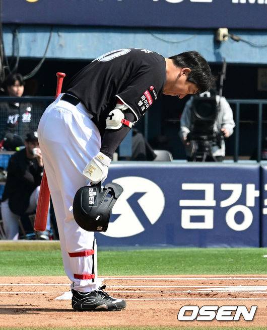 [OSEN=잠실, 지형준 기자] 28일 서울 잠실야구장에서 2026 신한 SOL KBO리그 개막전 LG 트윈스와 KT 위즈의 경기가 열렸다. 이날 LG는 요니 치리노스, KT는 맷 사우어를 선발로 내세웠다.1회초 1사에서 KT 김현수가 LG 팬들에게 인사를 하고 있다. 2026.03.28&nbsp;/ jpnews@osen.co.kr