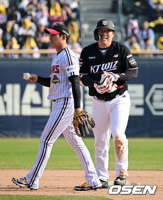 [OSEN=잠실, 지형준 기자] 28일 서울 잠실야구장에서 2026 신한 SOL KBO리그 개막전 LG 트윈스와 KT 위즈의 경기가 열렸다. 이날 LG는 요니 치리노스, KT는 맷 사우어를 선발로 내세웠다.7회초 1사 2루에서 KT 김현수가 1타점 적시타를 날리며 기뻐하고 있다. 2026.03.28&nbsp;/ jpnews@osen.co.kr