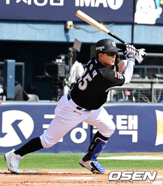 [OSEN=잠실, 지형준 기자] 28일 서울 잠실야구장에서 2026 신한 SOL KBO리그 개막전 LG 트윈스와 KT 위즈의 경기가 열렸다. 이날 LG는 요니 치리노스, KT는 맷 사우어를 선발로 내세웠다.1회초 2사 1,2루에서 KT 한승택이 적시타를 날리고 있다. 2026.03.28&nbsp;/ jpnews@osen.co.kr