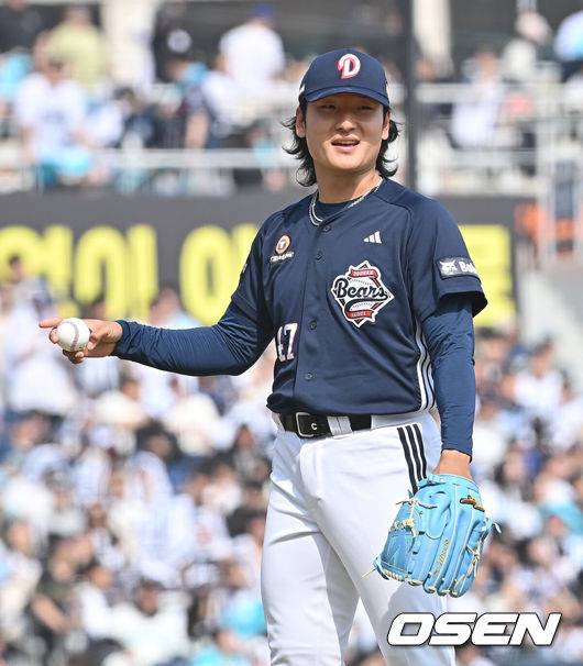 [OSEN=창원, 이석우 기자] 29일 창원NC파크에서 2026 신한 SOL KBO 리그 NC 다이노스와 두산 베어스의 경기가 열렸다. 홈팀 NC는 테일러가, 방문팀 두산은 곽빈이 선발 출전했다. 두산 베어스 선발투수 곽빈이 2회말 1사 1루 NC 다이노스 김형준의 유격수 앞 땅볼때 아웃된 박건우와 얘기하고 있다. 2026.03.29 / foto0307@osen.co.kr
