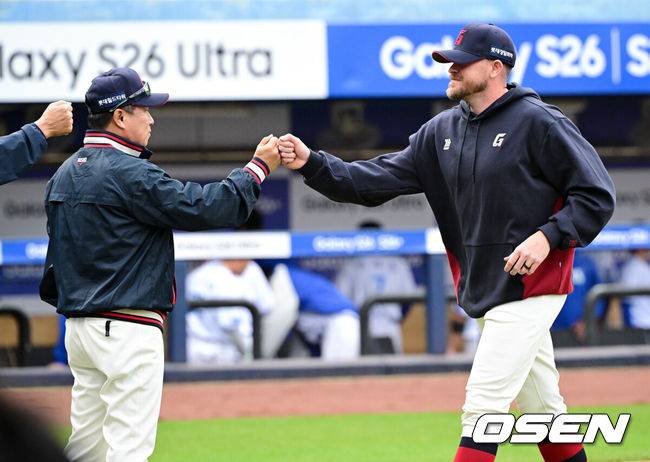 [OSEN=대구, 조은정 기자] 프로야구 롯데 자이언츠가 이틀 연속 홈런 파티를 벌이며 개막 2연전을 싹쓸이했다. 롯데는 29일 대구삼성라이온즈파크에서 열린 삼성 라이온즈와의 원정 경기에서 6-2로 승리했다.지난 28일 삼성과의 정규 시즌 개막전에서 윤동희, 빅터 레이예스, 전준우가 홈런을 터뜨리며 6-3 승리를 거둔 데 이어 이날 경기에서도 손호영, 노진혁, 레이예스가 홈런 4개를 폭발하며 기분 좋은 승리를 가져왔다. 반면 삼성은 1점을 얻는 데 그쳤다. 선발 최원태는&nbsp;시즌 첫 등판을 퀄리티스타트로 장식했으나 타선의 도움을 받지 못해 고배를 마셨다.롯데 김태형 감독, 비슬리가 승리를 기뻐하고 있다. 2026.03.29 /cej@osen.co.kr