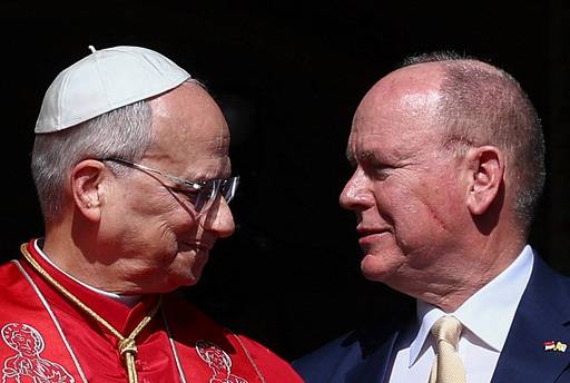 28일(현지시간) 하루 일정으로 모나코를 방문한 레오 14세 교황(왼쪽)이 모나코 군주 알베르 2세 대공과 서로 마주보고 있다. 레오 14세는 가톨릭 역사상 최초의 미국인 교황이고, 알베르 2세는 미국 할리우드 스타이자 독실한 가톨릭 신자였던&nbsp;그레이스 켈리 왕비(1982년 사망)의 아들이다.&nbsp;로이터연합