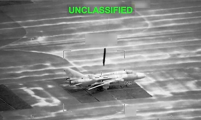 이란 공군 전투기 위로 미군의 정밀유도무기가 낙하하고 있는 모습을 미 중부사령부가 최근 공개했다. AP연합뉴스