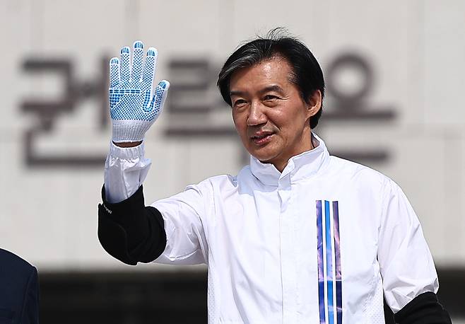 조국혁신당 조국 대표가 지난 26일 오전 서울 여의도 국회 본청 앞에서 정치개혁 촉구 개혁진보 4당 삼보일배를 하기 위해 이동하고 있다. 뉴시스