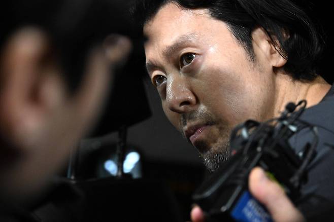 항공사 기장을 살해한 혐의로 구속된 김동환(49)이 검찰에 송치되기 위해 지난 26일 오전 부산 부산진경찰서에서 호송차량으로 이동하고 있다. 부산=뉴시스