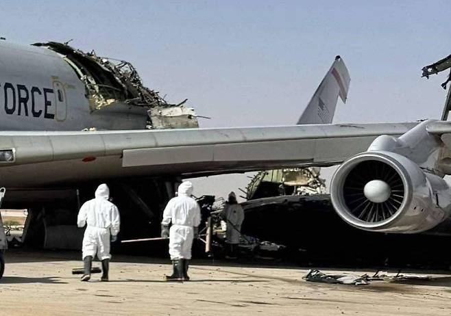 미 공군의 핵심 공중지휘통제 자산인 E‑3G 센트리 공중조기경보통제기(AWACS)가 이란의 공격으로 심각한 손상을 입은 것으로 알려졌다. 미국 군사 전문지 에어 앤드 스페이스 포스(ASF) 매거진은 익명의 미 정부 소식통과 공개출처정보(OSINT)를 종합해, 이 기지에 배치 중이던 E‑3G 가운데 최소 1대가 피격으로 손상된 것으로 보인다고 28일(현지시간) 전했다. 다만 이란 이슬람혁명수비대(IRGC)와 이란 국영 프레스TV 등이 전파 중인 파손 기체 사진(위)은 인공지능(AI) 생성 가짜일 가능성이 커, 피해 정도를 최종적으로 단정하기는 이르다. 2026.3.28 이란 IRGC