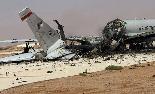 27일(현지시간) 사우디아라비아에 있는 프린스술탄 공군기지에 이란의 미사일과 드론이 날아들면서 미군 병사 최소 15명이 부상하고 이중 5명은 중상을 입었다. 사진은 파괴된 E-3 센트리 공중조기경보통제기(AWACS). 다만 일각에서는 해당 사진이 이란 이슬람혁명수비대가 배포한 AI 생성 이미지일 가능성을 제기했다. 엑스 캡처