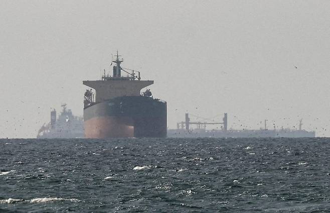 호르무즈 해협 인근 걸프 해역에 화물선들이 떠 있다. 이란은 비적대 선박만 해협 통과가 가능하다는 조건부 신호를 내놨다. 로이터 연합뉴스