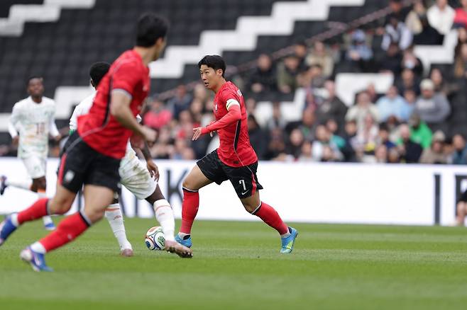 축구국가대표팀 주장 손흥민(가운데)이 29일(한국시간) 스타디움 MK에서 끝난 코트디부아르전 도중 드리블을 하고 있다. 사진제공|대한축구협회
