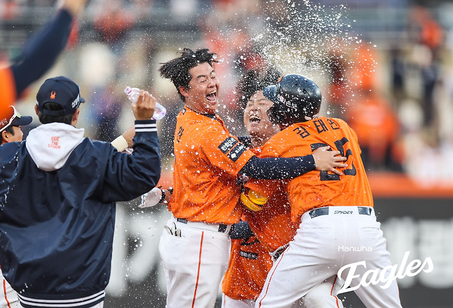 한화 강백호가 지난 28일 프로야구 대전 개막전에서 연장 11회 키움 불펜 유토를 상태로 끝내기 안타를 친 뒤 환호하고 있다. 한화 이글스 제공