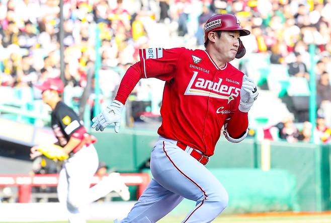 SSG 오태곤이 28일 인천 KIA전에서 안타를 친 뒤 달리고 있다. SSG랜더스 제공