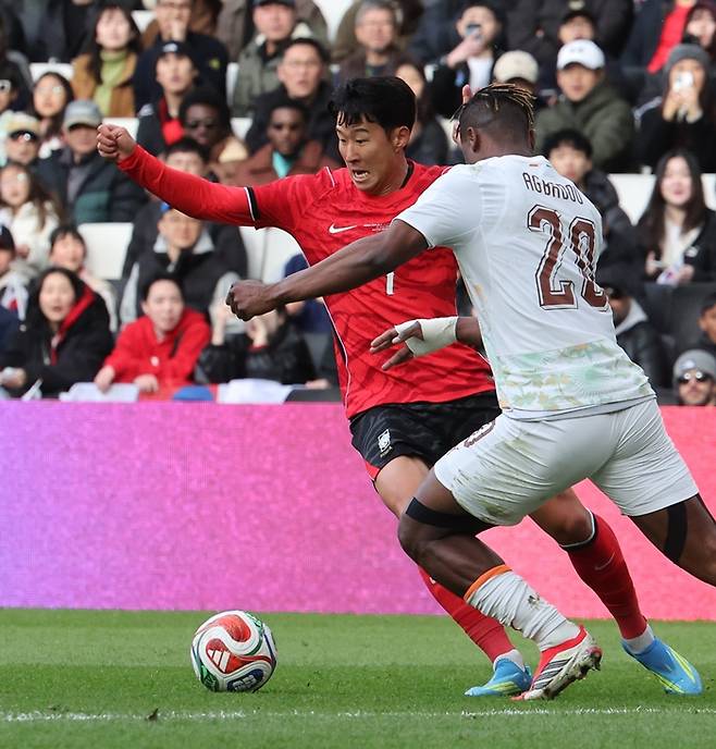 ▲ 한국축구국가대표팀 손흥민이 28일(현지시간) 영국 밀턴킨스 스타디움 MK에서 열린 코트디부아르와 평가전에서 돌파를 시도하고 있다. ⓒ연합뉴스