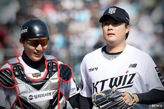 ▲ 왼쪽부터 조대현, 한승혁 ⓒKT 위즈