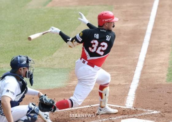2026 신한 SOL Bank KBO리그 시범경기 두산 베어스 대 KIA 타이거즈 경기가 3월 22일 서울 잠실야구장에서 열렸다.  KIA 데일이 힘차게 타격하고 있다. /사진=김진경 대기자