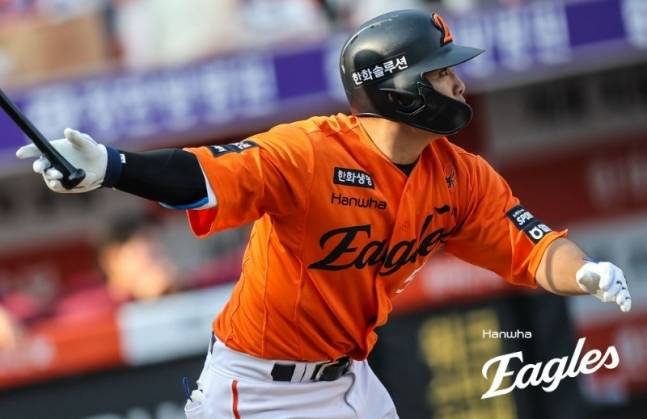 한화 이글스 문현빈이 28일 키움 히어로즈와 홈 개막전에서 2루타를 날리고 있다. /사진=한화 이글스 제공