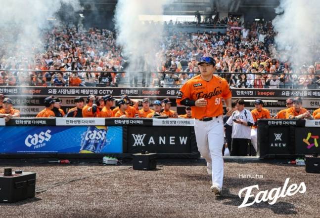 문현빈이 홈 개막전을 앞두고 선수 소개 때 그라운드로 뛰어나오고 있다. /사진=한화 이글스 제공