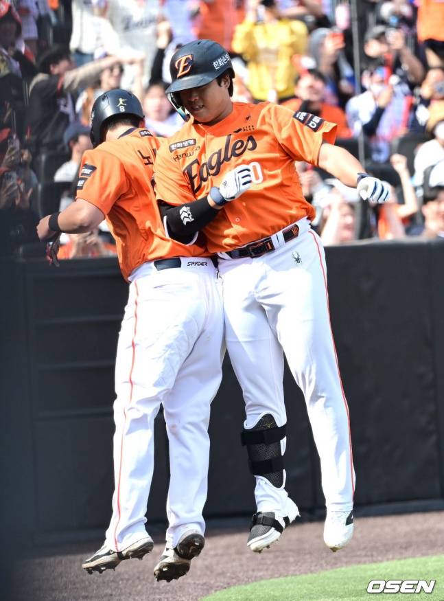 한화 이글스 강백호(오른쪽)가 29일 대전 한화생명볼파크에서 열린 키움 히어로즈와 2026 신한 SOL KBO리그 홈경기에서  3회말 투런 홈런을 터뜨린 뒤 노시환과 세리머니를 펼치고 있다.