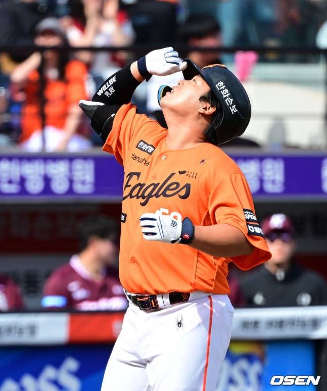 강백호가 3회말 투런 홈런을 날리고 세리머니를 하고 있다.