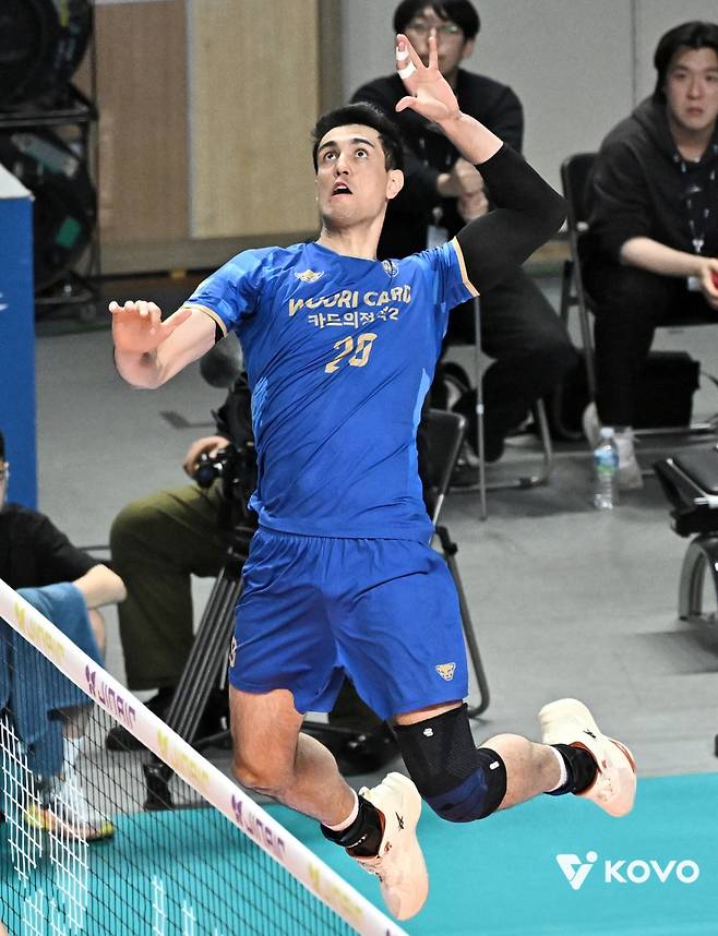 29일 서울 장충체육관에서 열린 진에어 2025~2026 프로배구 V-리그 남자부 플레이오프 2차전 우리카드와 현대캐피탈의 경기, 우리카드 아라우조가 공격을 시도하고 있다. /사진=한국배구연맹 제공