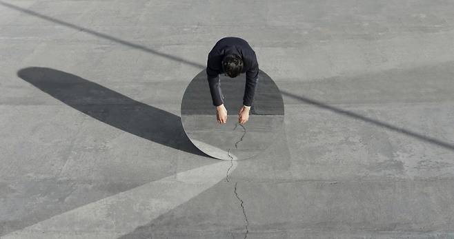 모든 색깔의 빛이 합쳐지면 백색이 되고, 모든 색이 합쳐지면 검은색이 돼버린다.[일러스트｜게티이미지뱅크]