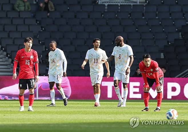 실점 아쉬워 하는 한국 (밀턴킨스[영국]=연합뉴스) 최재구 기자 = 한국축구국가대표팀이 28일(현지시간) 영국 밀턴킨스 스타디움 MK에서 열린 코트디부아르와 평가전에서 첫 실점을 하고 아쉬워하고 있다. 2026.3.29 jjaeck9@yna.co.kr