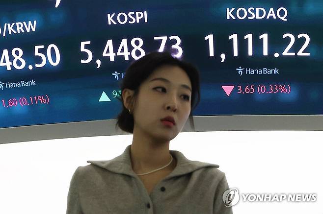 금융당국, 상장폐지 요건강화 시동 (서울=연합뉴스) 이진욱 기자 = 12일 서울 중구 하나은행 딜링룸 현황판에 코스닥 지수 등이 표시되고 있다. 한편 금융당국은 정부의 자본시장 활성화 기조에 발맞춰 주가 1천원 미만의 이른바 '동전주'를 상장폐지 요건에 포함하는 방안을 검토하고 있다. 2026.2.12 cityboy@yna.co.kr