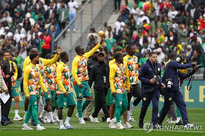 아프리카 네이션스컵 우승 트로피를 들고 퍼레이드를 펼치는 세네갈 대표팀 선수들 [AP=연합뉴스]