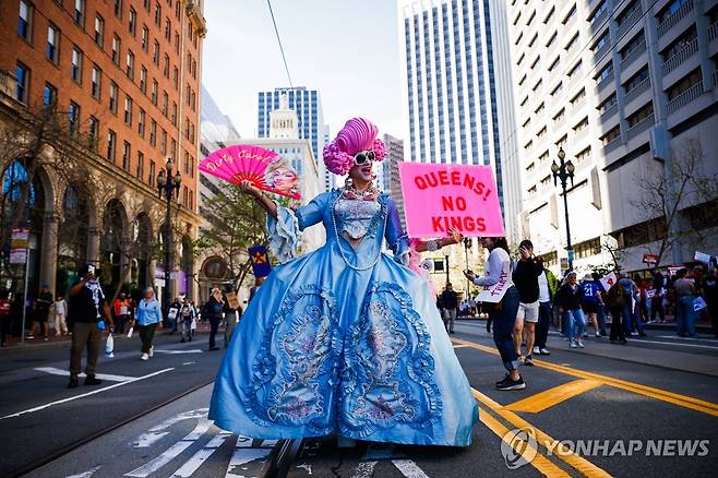 28일(현지시간) 미국 샌프란시스코에서 열린 '노 킹스'(No Kings) 시위 참자가.  [AP 연합뉴스 자료사진. 재판매 및 DB 금지]