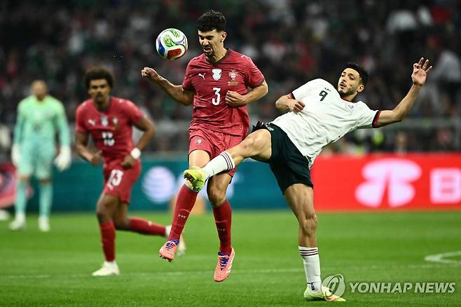 볼 경합하는 멕시코의 라울 히메네스(오른쪽)와 포르투갈의 토마스 아라우주 [AFP=연합뉴스]
