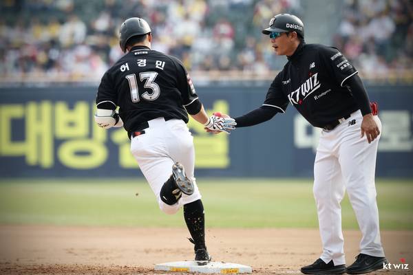 프로야구 수원 kt wiz 허경민이 지난 29일 잠실야구장에서 열린 LG 트윈스와의 경기에서 6회초 동점 투런 홈런을 쏘아올리며 1루 베이스를 돌고 있다. 2026.3.29 /kt wiz 제공