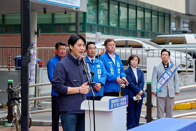 ▲ 한준호 경선후보가 공약을 발표하는 모습. /사진제공=한준호 후보 측