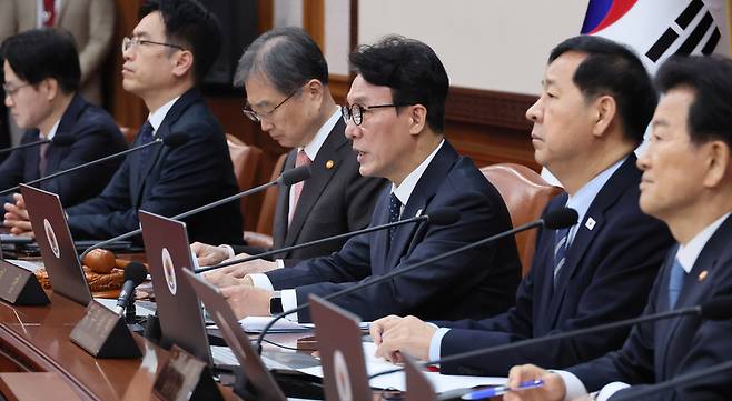 ▲ 김민석 국무총리가 30일 서울 종로구 정부서울청사에서 열린 임시국무회의에서 발언하고 있다. /연합뉴스