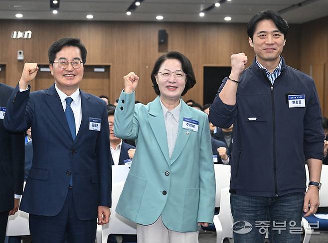 (왼쪽부터)김동연·추미애·한준호 더불민주당 경기도지사 경선 후보가 30일 오전 수원시 영통구 경기도의회에서 열린 더불어민주당 경기도당 상무위원회 회의에서 당원들과 함께 파이팅을 외치고 있다. 임채운기자