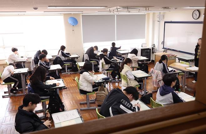 올해 첫 전국연합학력평가가 실시된 24일 부산 북구 금곡고등학교 2학년 교실에서 학생들이 시험을 준비하고 있다. 2026.3.24 사진=연합뉴스.