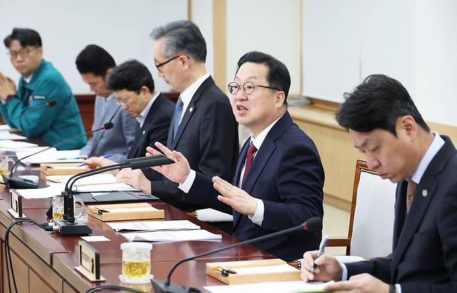 주간업무회의 주재하는 이장우 대전시장 [대전시 제공. 재판매 및 DB 금지]