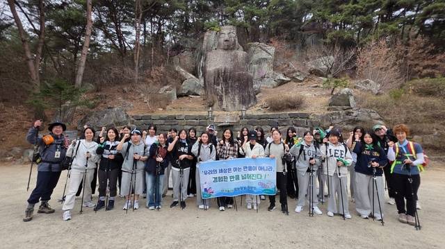 ▲ 충북해양교육원은 30일 충북여중 학생자치회 임원 26명을 대상으로 리더십 프로그램 사기충전 탐험활동 '오르기' 과정을 운영했다. /충북도교육청 제공