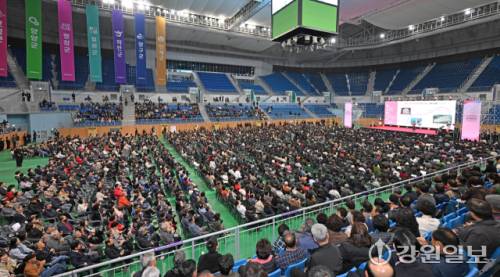 ◇김진태 강원특별자치도지사가 28일 강릉 아레나에서 열린 ‘강원 도정보고회-강릉권’행사에서 동해안 데이터센터 벨트 육성 및 오색케이블카 2027년 개통, 춘천~속초 고속철도 2029년 개통계획을 발표했다. 강릉＝권태명기자