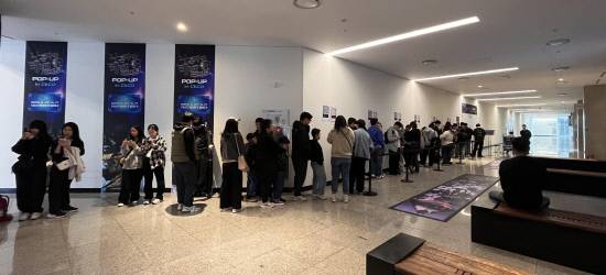 지난 27일 공식 오픈한 '나 혼자만 레벨업 POP-UP in CECO' 전시장 입장을 줄지어 기다리는 방문객들.사진=경남관광재단