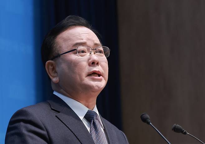 김부겸 전 국무총리가 30일 서울 여의도 국회 소통관에서 대구시장 출마를 선언하고 있다. /연합뉴스