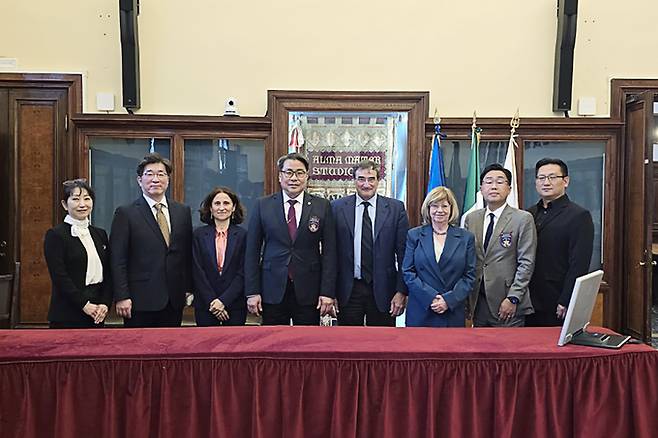 ▲ 이탈리아 볼로냐 대학과 업무 논의 후 기념촬영하는 변창훈 총장과 관계자들. 대구한의대.